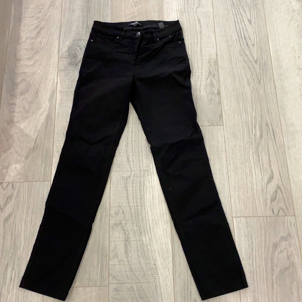 A pair of dress pants, the size is 4